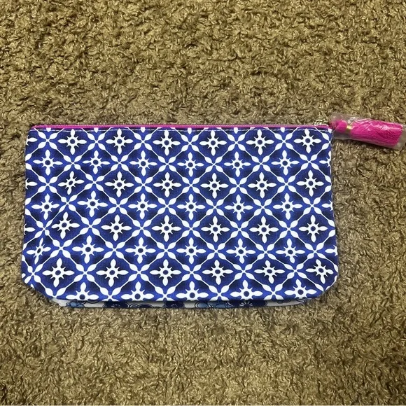 NEW Estée Lauder Pink and Blue Cosmetic Pouch - Picture 2 of 3